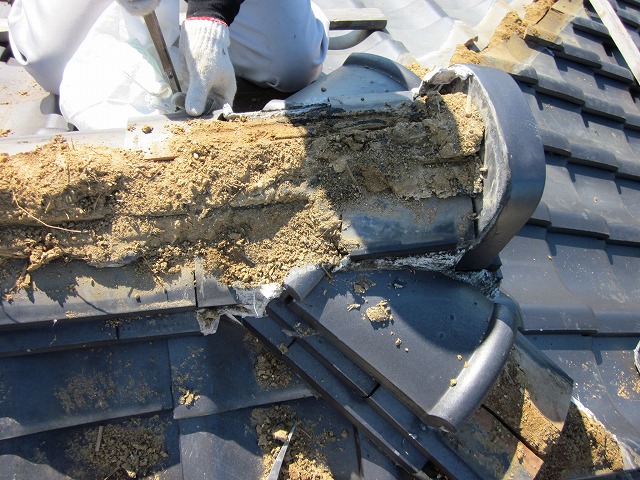 棟瓦解体中の様子